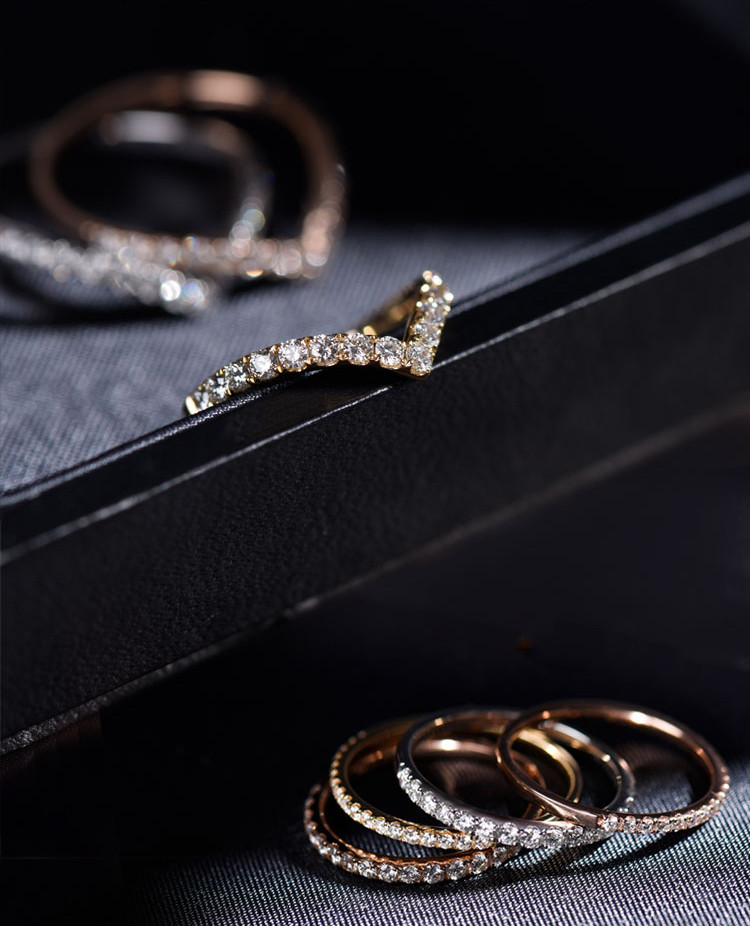 【ヘイズジュエリー】メイフアシリーズ18Kゴールドストレート/V字型ダイヤモンドリング、高色・高透明度天然ダイヤモンドジュエリー