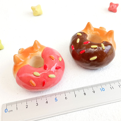柴犬ドーナツ置物 ストロベリー、チョコレート 動物の陶器 在庫