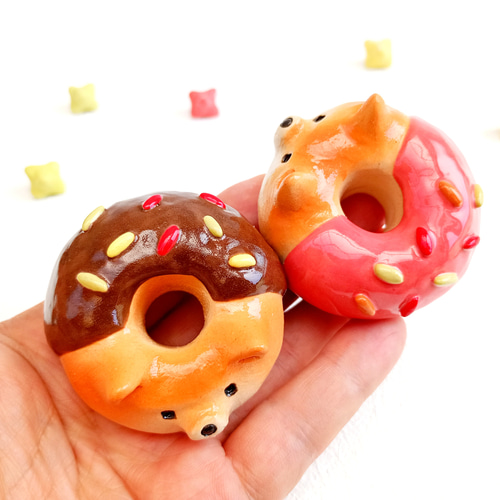 柴犬ドーナツ置物 ストロベリー、チョコレート 動物の陶器 在庫