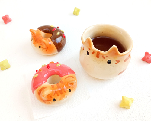 猫ドーナツ置物 ストロベリー、チョコレート 動物の陶器 在庫あります