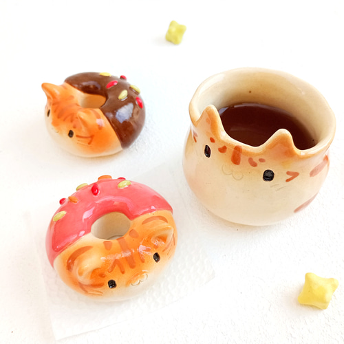 猫ドーナツ置物 ストロベリー、チョコレート 動物の陶器 在庫あります