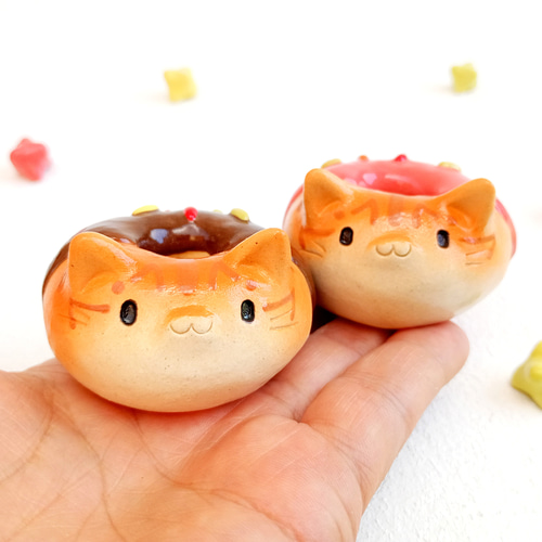 猫ドーナツ置物 ストロベリー、チョコレート 動物の陶器 在庫あります