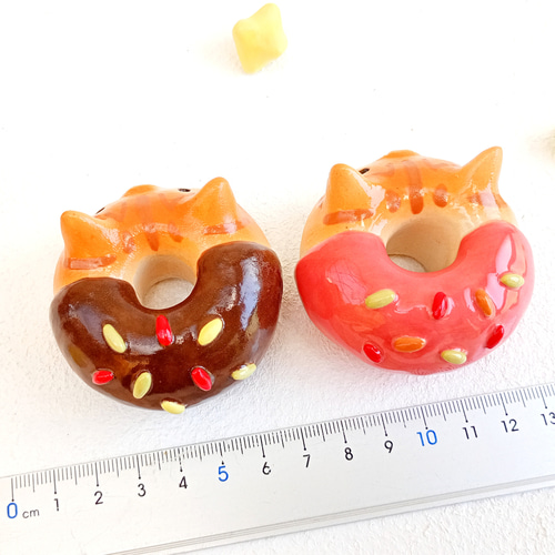 猫ドーナツ置物 ストロベリー、チョコレート 動物の陶器 在庫あります