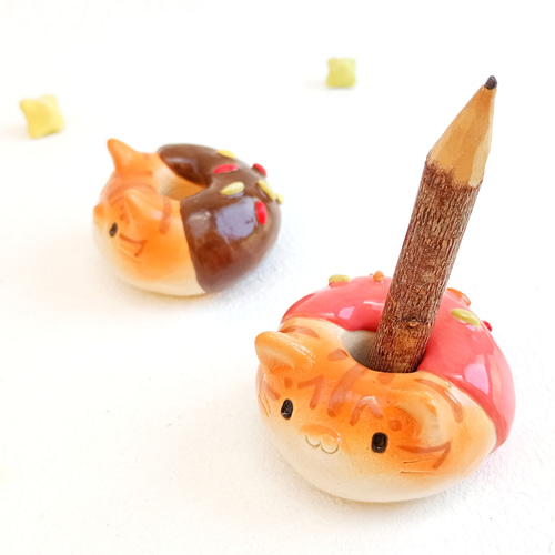 猫ドーナツ置物 ストロベリー、チョコレート 動物の陶器 在庫あります
