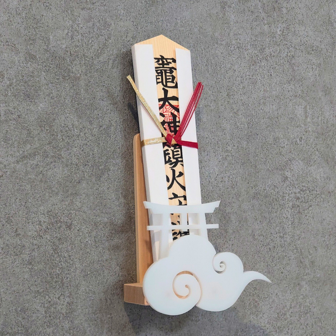 神棚（ひのき）アクリル扉付き 取り付け10秒】コンパクトなアクリル神棚／御札立て 神棚 壁掛け 紀州
