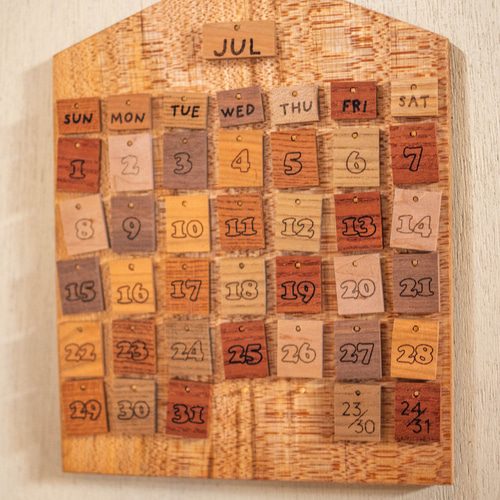木製カレンダー】7種の無垢材・吊り下げ式万年カレンダー｜壁掛け 卓上