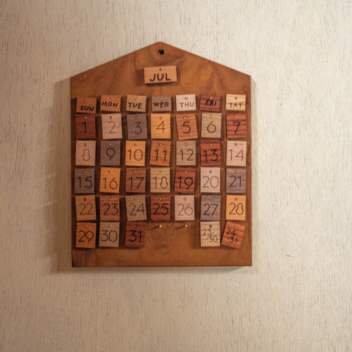 木製カレンダー】7種の無垢材・吊り下げ式万年カレンダー｜壁掛け 卓上