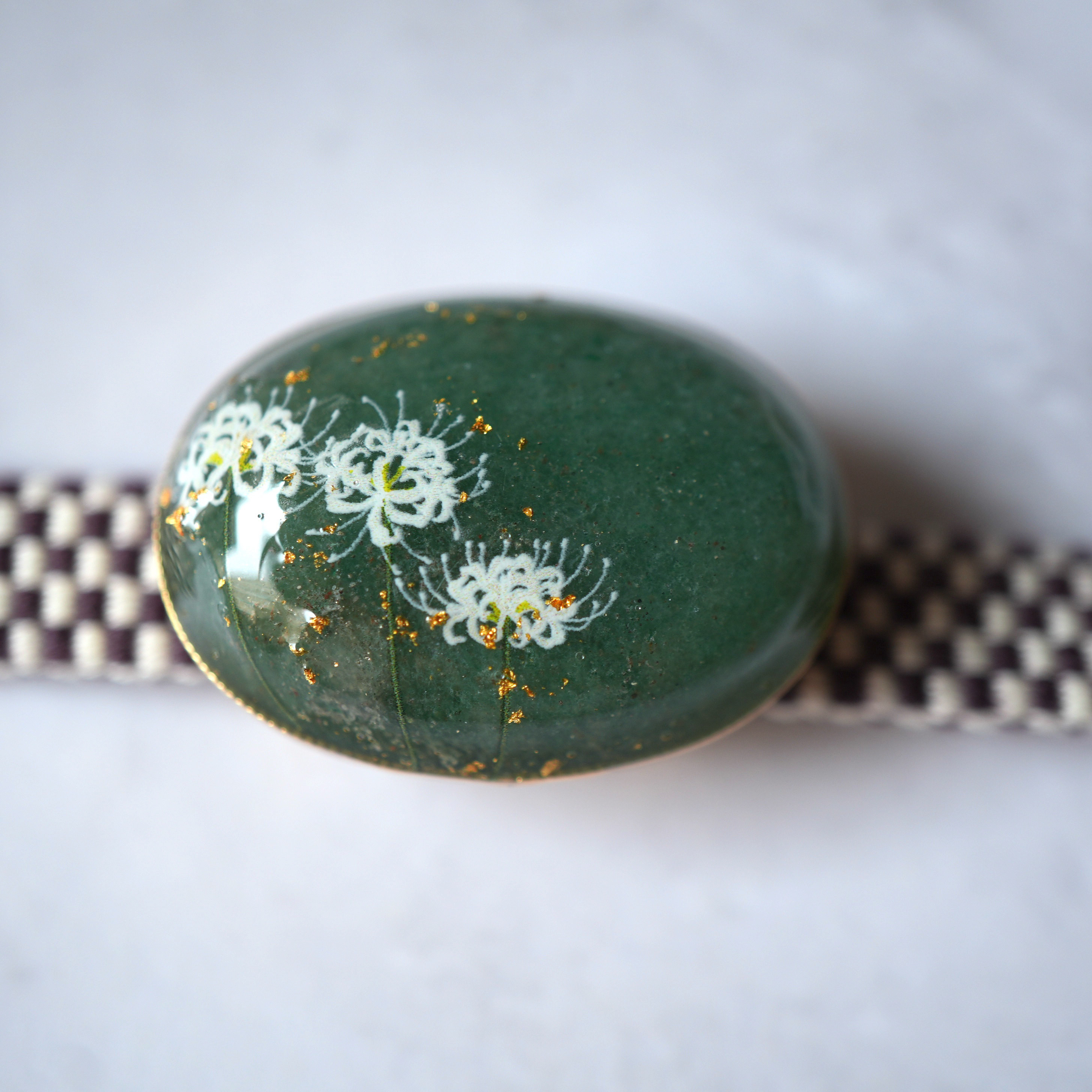 天然石 グリーンアベンチュリンと彼岸花、金箔の帯留め