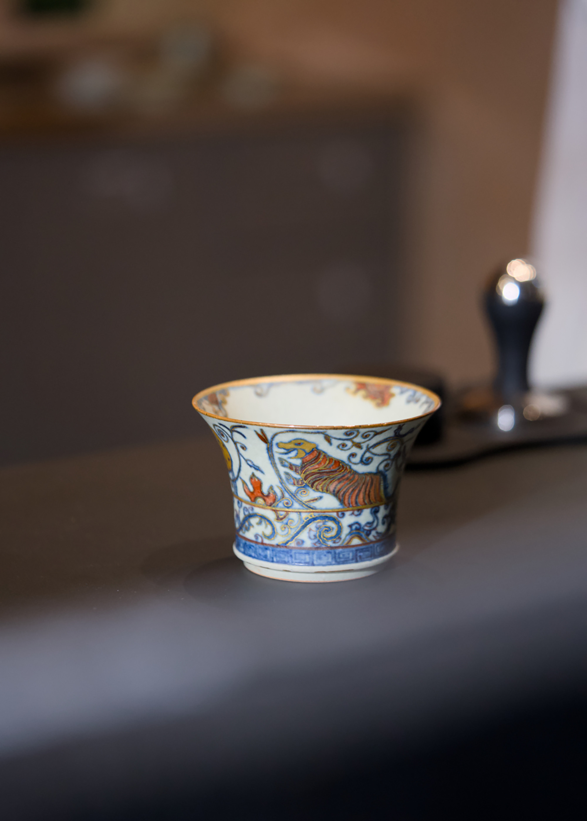 觀花集｜新作 釉下彩＋金彩「ブルートーン・小鹿と虎」モチーフ 『福禄安康』ひらき口カフェカップ（約280ml 中国景德鎮 13,125円