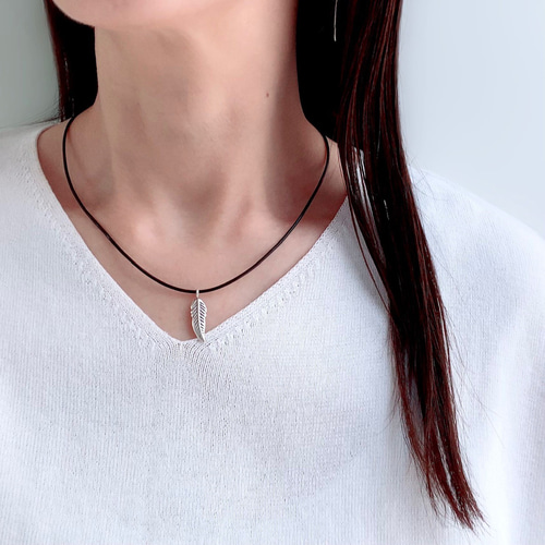 苔瑪瑙平安とカレンシルバー牛革紐つきネックレス 苔瑪瑙平安とカレンシルバー牛革紐つきネックレス