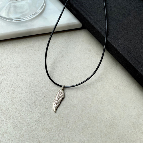 フェザーカレンシルバーの本革 革紐ネックレス/silver925/黒紐/羽