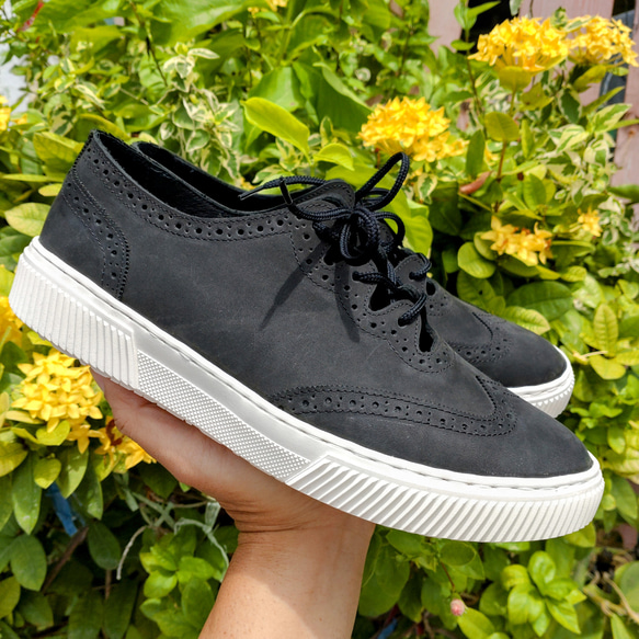 夏を涼しく彩るメダリオンデザインスニーカー 4枚目の画像