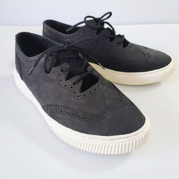 夏を涼しく彩るメダリオンデザインスニーカー 9枚目の画像