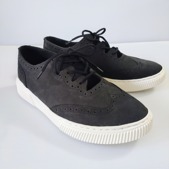 夏を涼しく彩るメダリオンデザインスニーカー 19枚目の画像