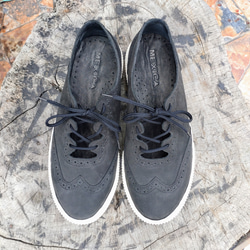 夏を涼しく彩るメダリオンデザインスニーカー 2枚目の画像