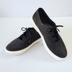 夏を涼しく彩るメダリオンデザインスニーカー 12枚目の画像