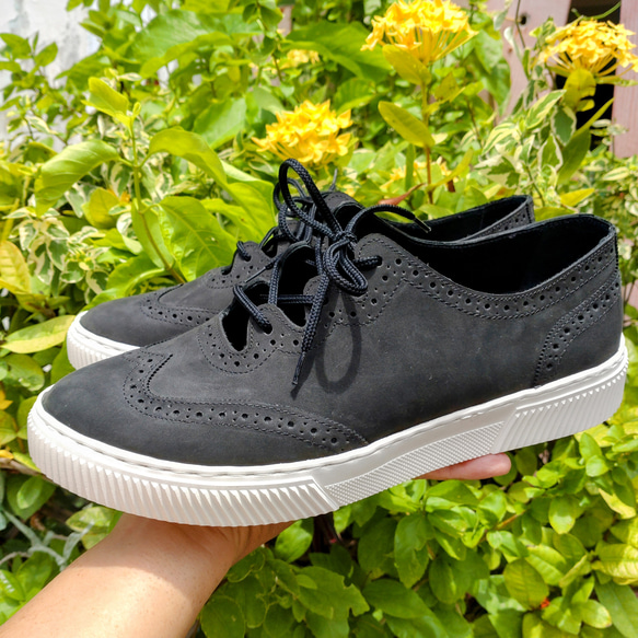 夏を涼しく彩るメダリオンデザインスニーカー 3枚目の画像