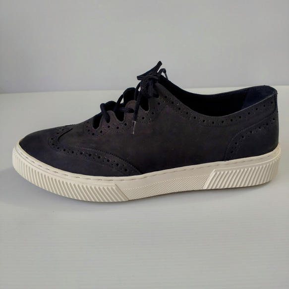 夏を涼しく彩るメダリオンデザインスニーカー 18枚目の画像