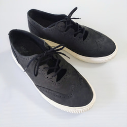 夏を涼しく彩るメダリオンデザインスニーカー 15枚目の画像