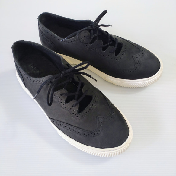 夏を涼しく彩るメダリオンデザインスニーカー 15枚目の画像