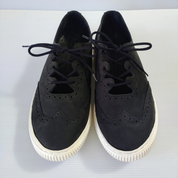 夏を涼しく彩るメダリオンデザインスニーカー 6枚目の画像