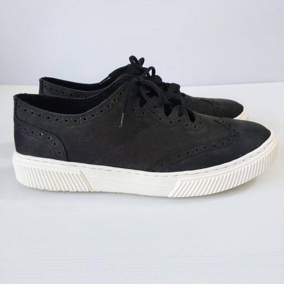 夏を涼しく彩るメダリオンデザインスニーカー 8枚目の画像