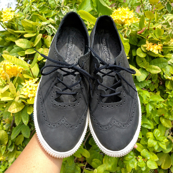 夏を涼しく彩るメダリオンデザインスニーカー 1枚目の画像