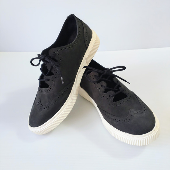 夏を涼しく彩るメダリオンデザインスニーカー 13枚目の画像