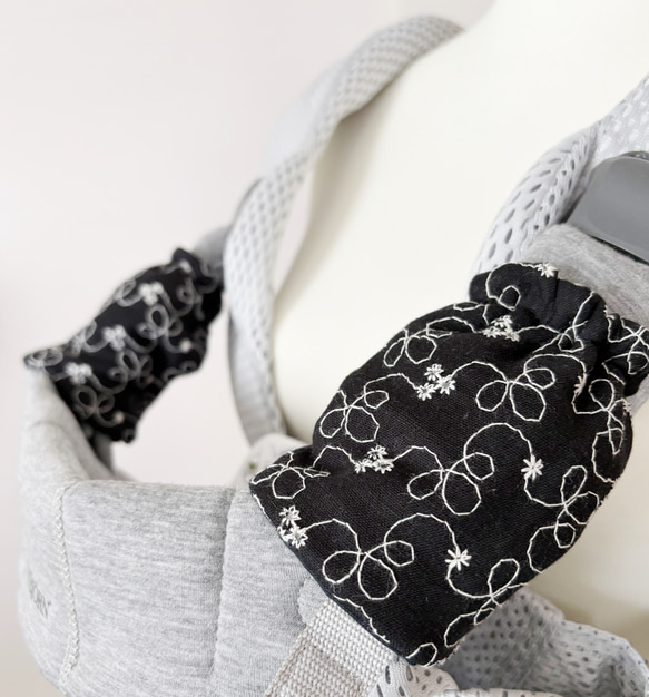 新商品☆ベビービョルンHARMONY、ONE、ONEKAI、アンジェレッテ用 リバーシブルよだれカバー☆お花の刺繍柄 9枚目の画像