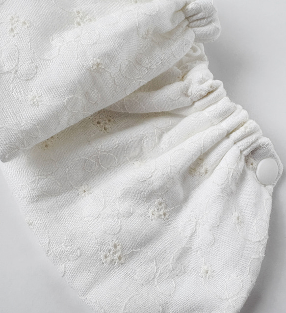 新商品☆ベビービョルンHARMONY、ONE、ONEKAI、アンジェレッテ用 リバーシブルよだれカバー☆お花の刺繍柄 5枚目の画像