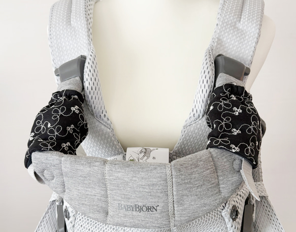新商品☆ベビービョルンHARMONY、ONE、ONEKAI、アンジェレッテ用 リバーシブルよだれカバー☆お花の刺繍柄 8枚目の画像