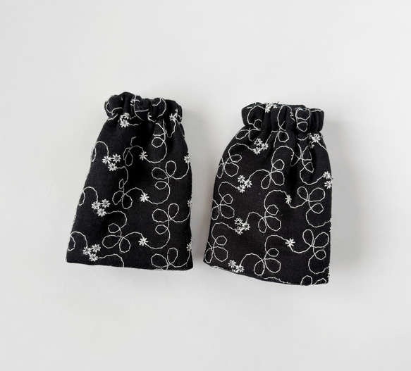 新商品☆ベビービョルンHARMONY、ONE、ONEKAI、アンジェレッテ用 リバーシブルよだれカバー☆お花の刺繍柄 2枚目の画像