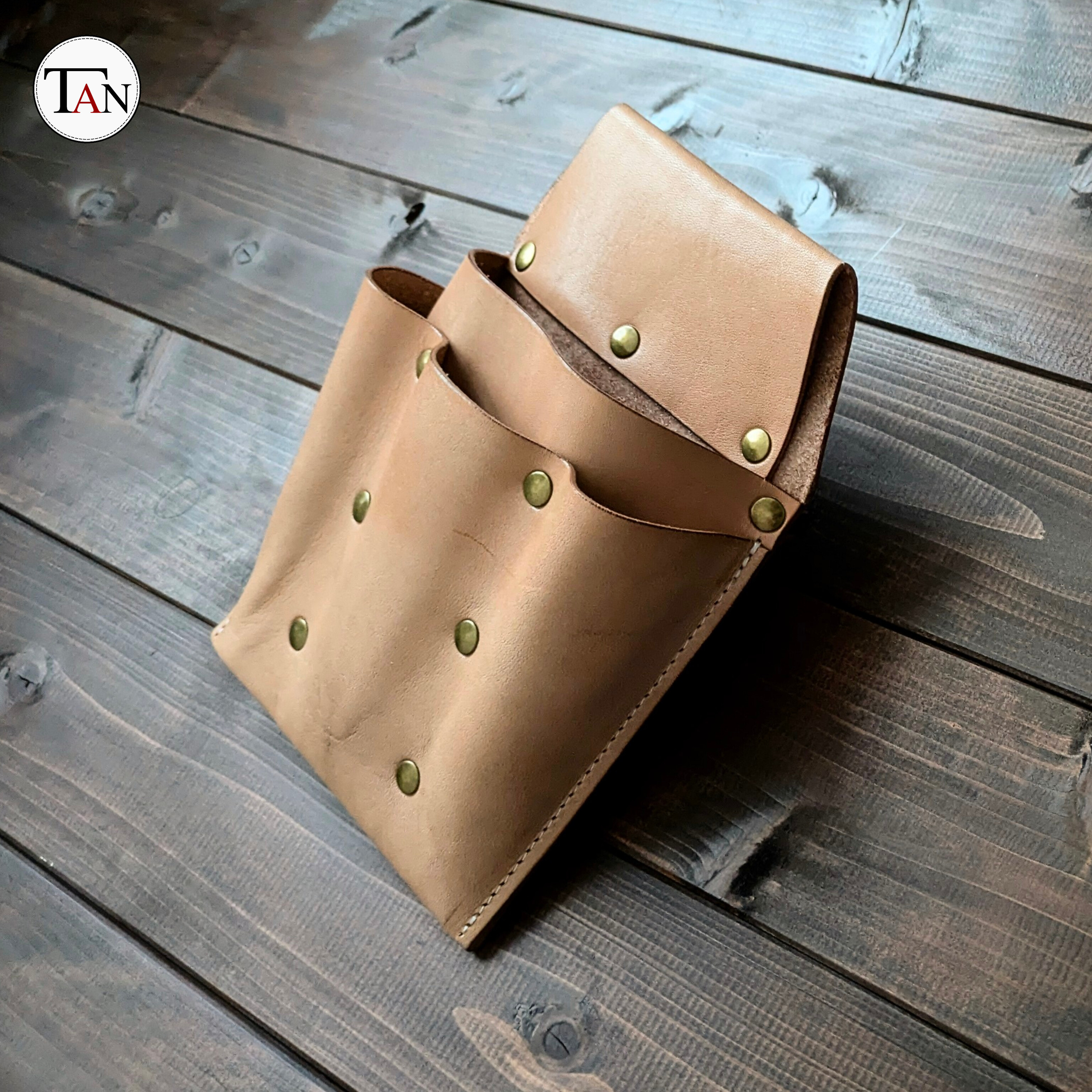 【栃木レザーで作ったヌメ革のウエストポーチ】　牛革 レザー 本革　ポケット　ウエストバッグ　工具　ケース　ベルトポーチ