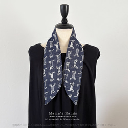 ❤︎ 貓咪們都在飛奔！這些小貓咪今天也活力四射地跑著。海軍藍棉質布料，夏天冬天都能穿，或是當頸巾用。 第3張的照片