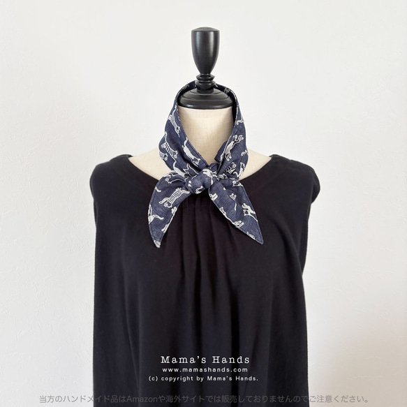 ❤︎ 貓咪們都在飛奔！這些小貓咪今天也活力四射地跑著。海軍藍棉質布料，夏天冬天都能穿，或是當頸巾用。 第5張的照片