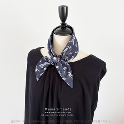 ❤︎ 貓咪們都在飛奔！這些小貓咪今天也活力四射地跑著。海軍藍棉質布料，夏天冬天都能穿，或是當頸巾用。 第2張的照片