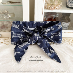 ❤︎ 貓咪們都在飛奔！這些小貓咪今天也活力四射地跑著。海軍藍棉質布料，夏天冬天都能穿，或是當頸巾用。 第6張的照片