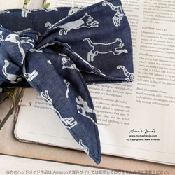 ❤︎ 貓咪們都在飛奔！這些小貓咪今天也活力四射地跑著。海軍藍棉質布料，夏天冬天都能穿，或是當頸巾用。 第7張的照片