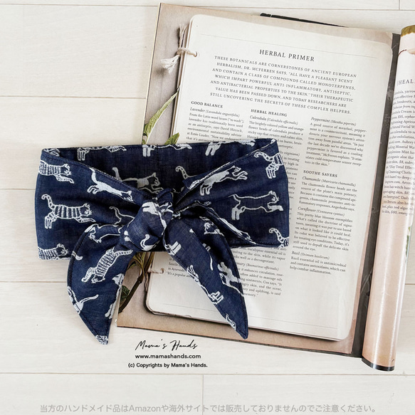 ❤︎ 貓咪們都在飛奔！這些小貓咪今天也活力四射地跑著。海軍藍棉質布料，夏天冬天都能穿，或是當頸巾用。 第8張的照片