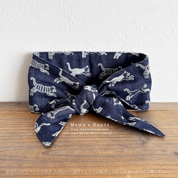 ❤︎ 貓咪們都在飛奔！這些小貓咪今天也活力四射地跑著。海軍藍棉質布料，夏天冬天都能穿，或是當頸巾用。 第1張的照片