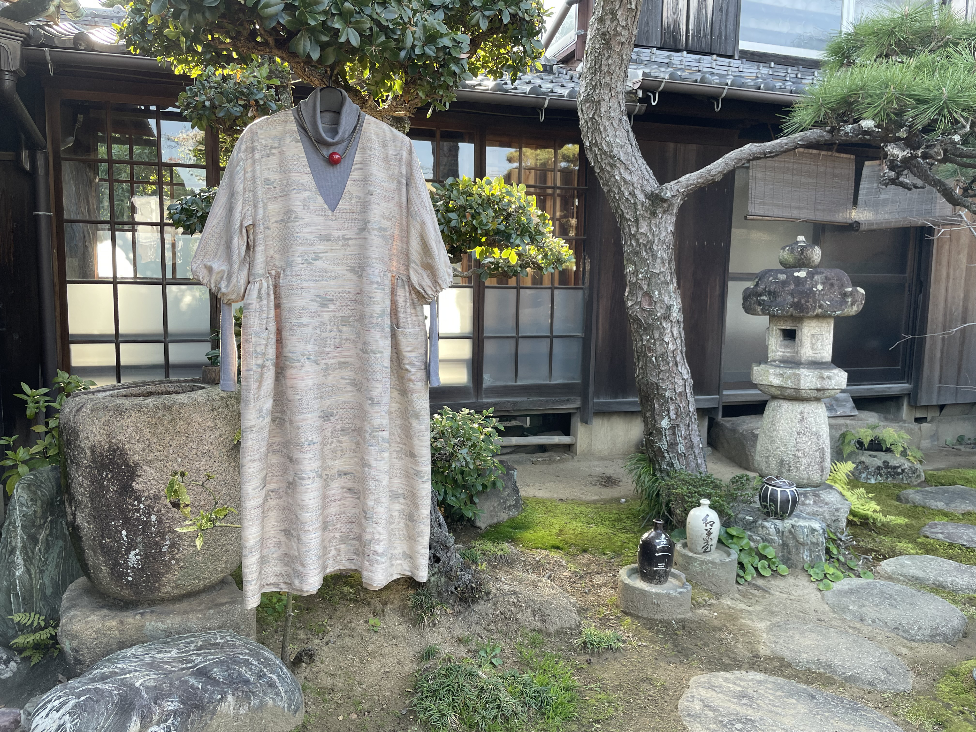 大島紬　Ｖネックギャザーワンピース　着物リメイク　絹　ハンドメイド 大島紬 Vネックギャザーワンピース 絹 着物リメイク 大島紬 V