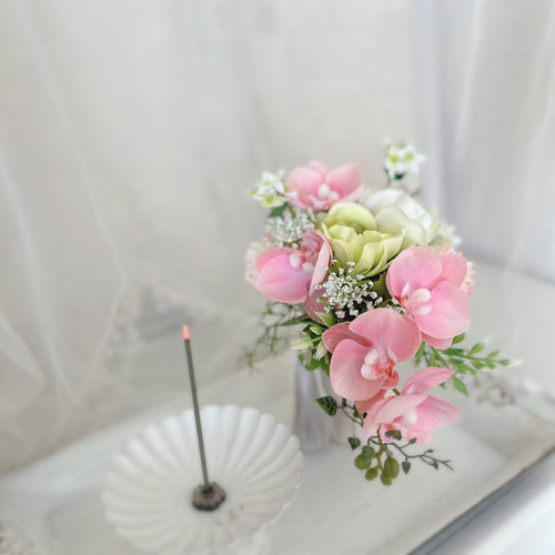 ピンクの胡蝶蘭とマムの仏花 透明ケース付き 無料ラッピング お供え花