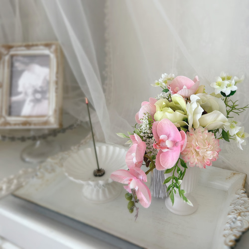 ピンクの胡蝶蘭とマムの仏花 透明ケース付き 無料ラッピング お供え花