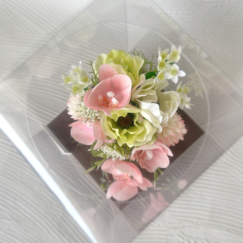 ピンクの胡蝶蘭とマムの仏花 透明ケース付き 無料ラッピング お供え花