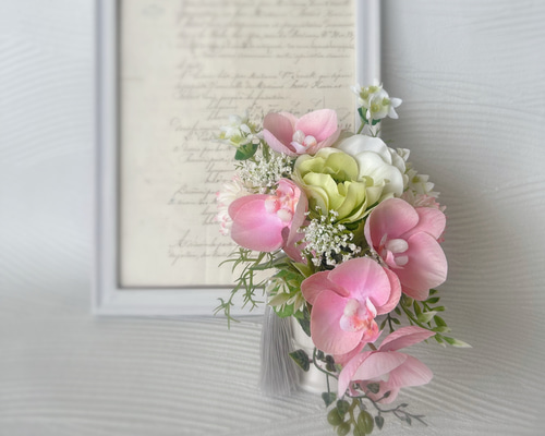 ピンクの胡蝶蘭とマムの仏花 透明ケース付き 無料ラッピング お供え花