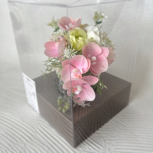 ピンクの胡蝶蘭とマムの仏花 透明ケース付き 無料ラッピング お供え花