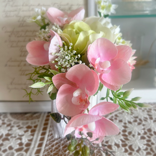 ピンクの胡蝶蘭とマムの仏花 透明ケース付き 無料ラッピング お供え花