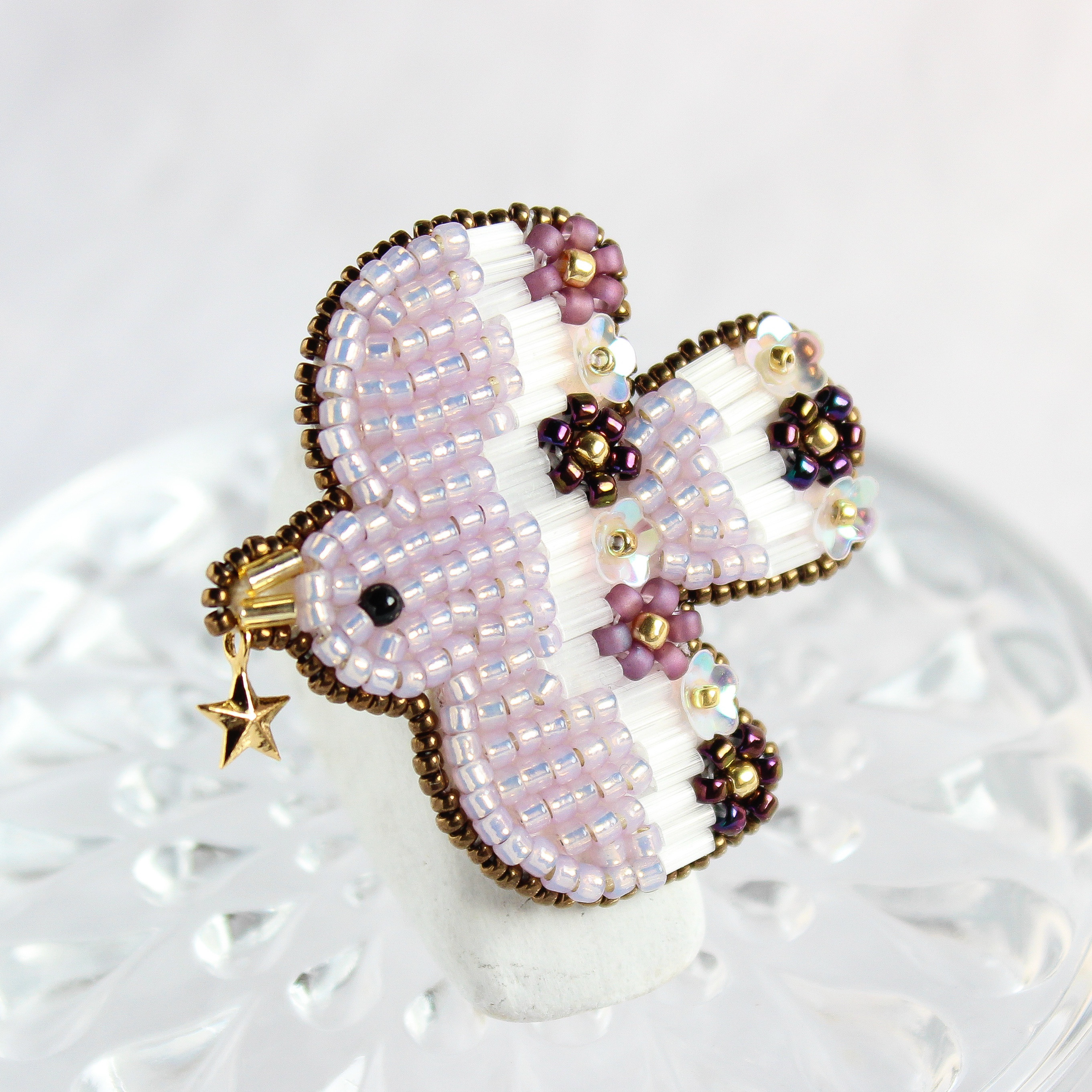 星を運ぶお花鳥 ブローチ / 薄紫色【ビーズ刺繍】
