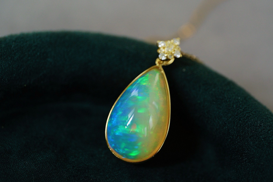 「夢」K18 天然オパール　天然ダイヤモンド　高品質　10月誕生石　希望　純潔　ペンダントのみ　18.8ct