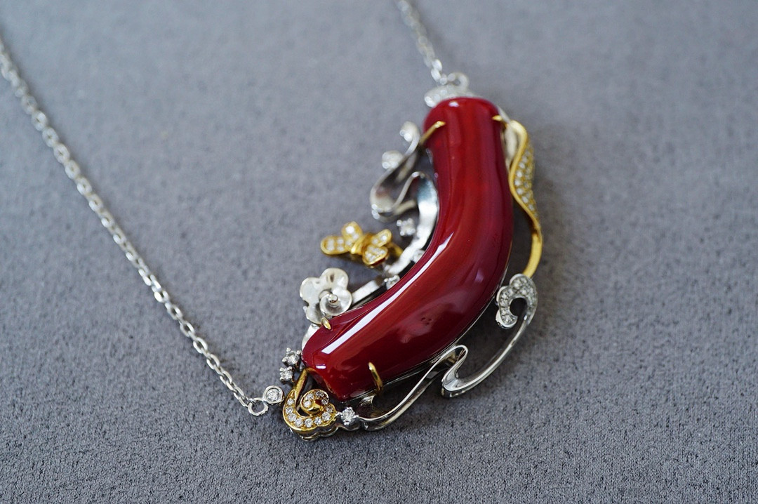 「ユニーク」 K18ホワイトゴールド　天然血赤サンゴ 珊瑚 天然ダイヤモンド　情熱　3月誕生石　ネックレス